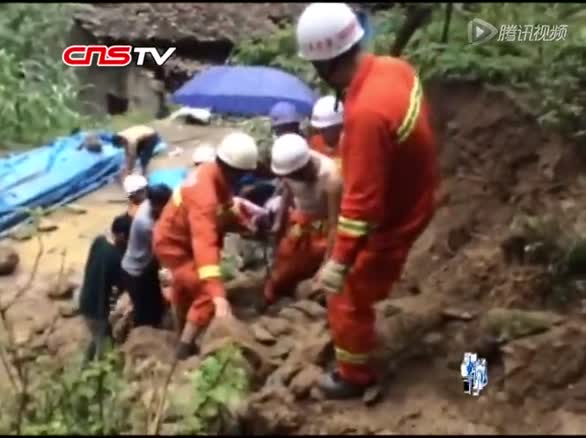 鲁甸地震救援现场 消防员泥泞山路中奋力抬人