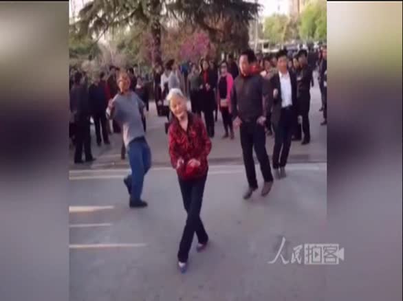 广场舞大妈颤抖60岁的阿姨跳出18岁的气质