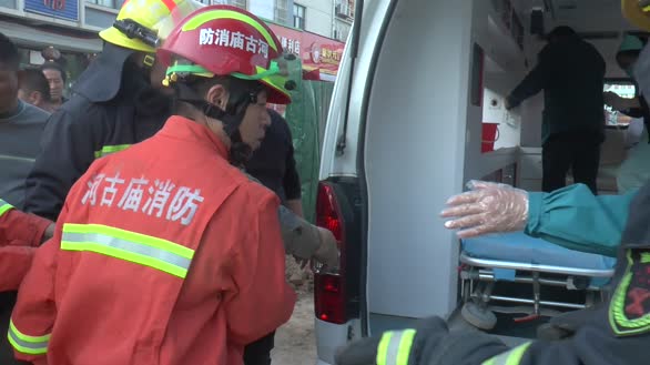 河北邢台：工地塌方工人被埋 消防救助土里挖人