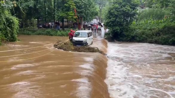 邛崃：面包车被困河中 消防紧急出动救援