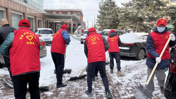 国网开鲁县供电公司青年志愿者清扫街道积雪